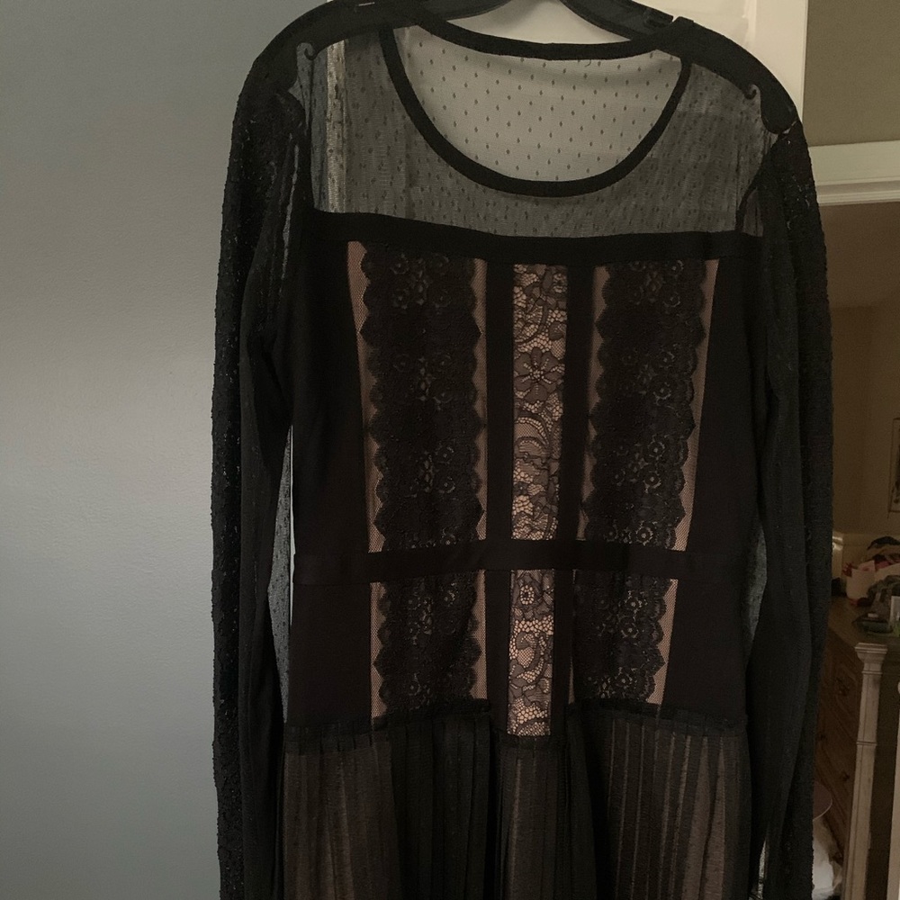 BCBG black lace dress - Large